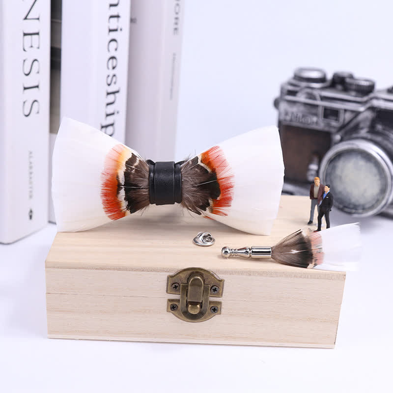 Elegante weiße Feder-Fliege mit Reversnadel