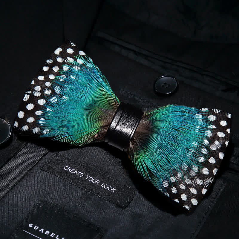 Cyan & Weiß gepunktete Federfliege mit Reversnadel