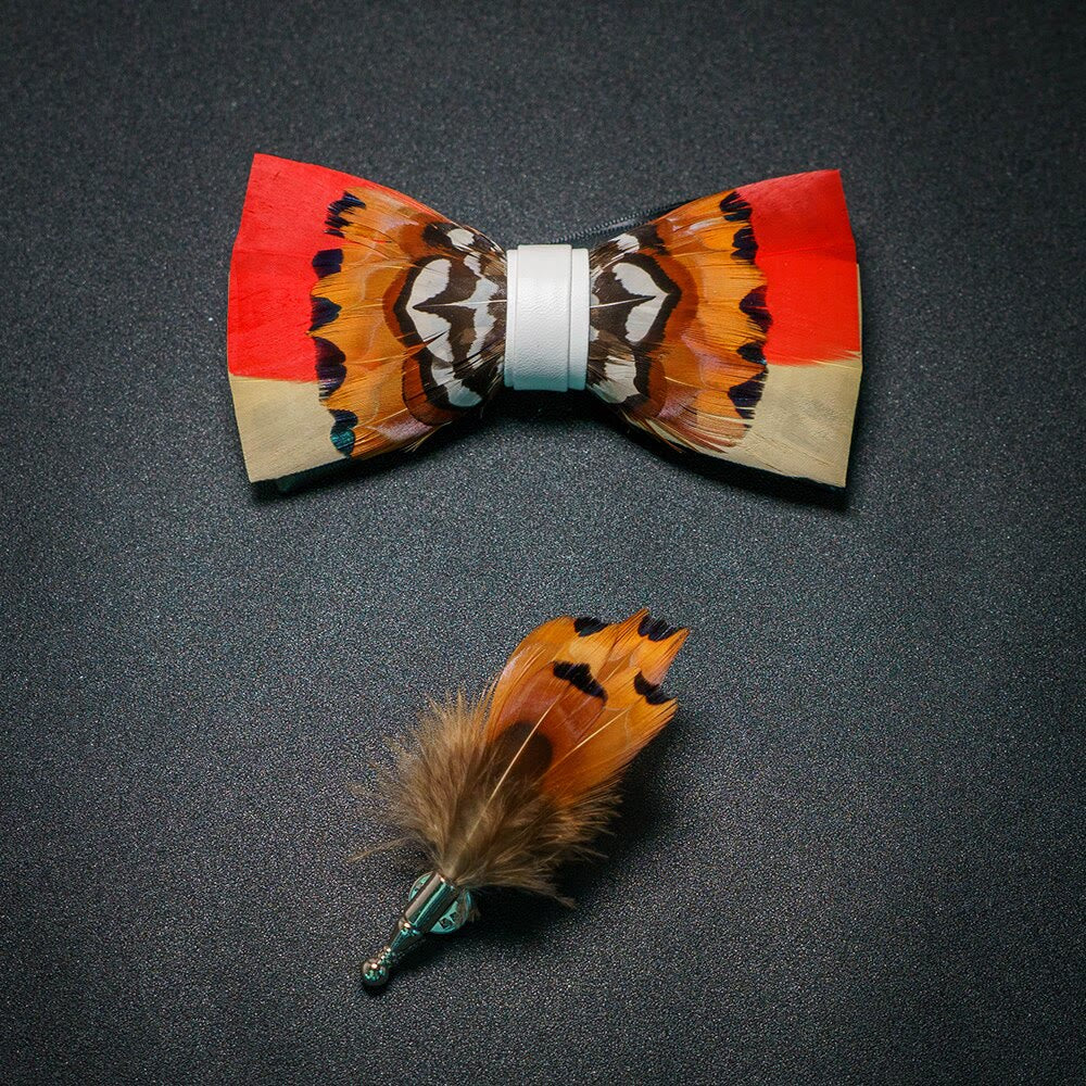 Lebhafte orange & weiße Federfliege mit Reversnadel