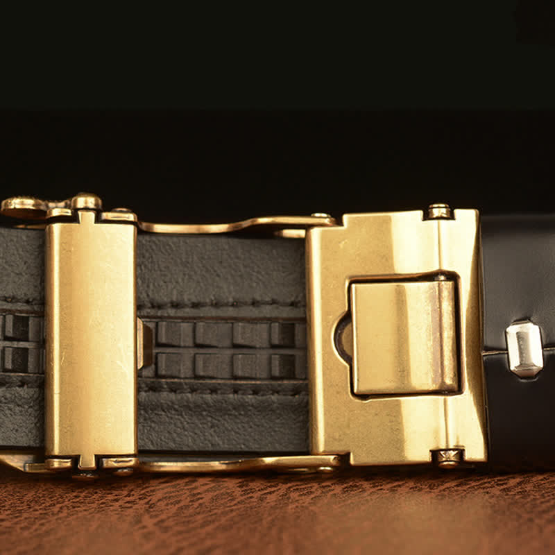 Herren Ledergürtel mit Drachen, der am Himmel schwebt