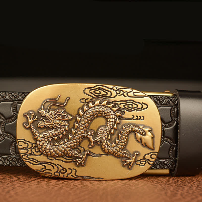 Herren Ledergürtel mit Drachen, der am Himmel schwebt