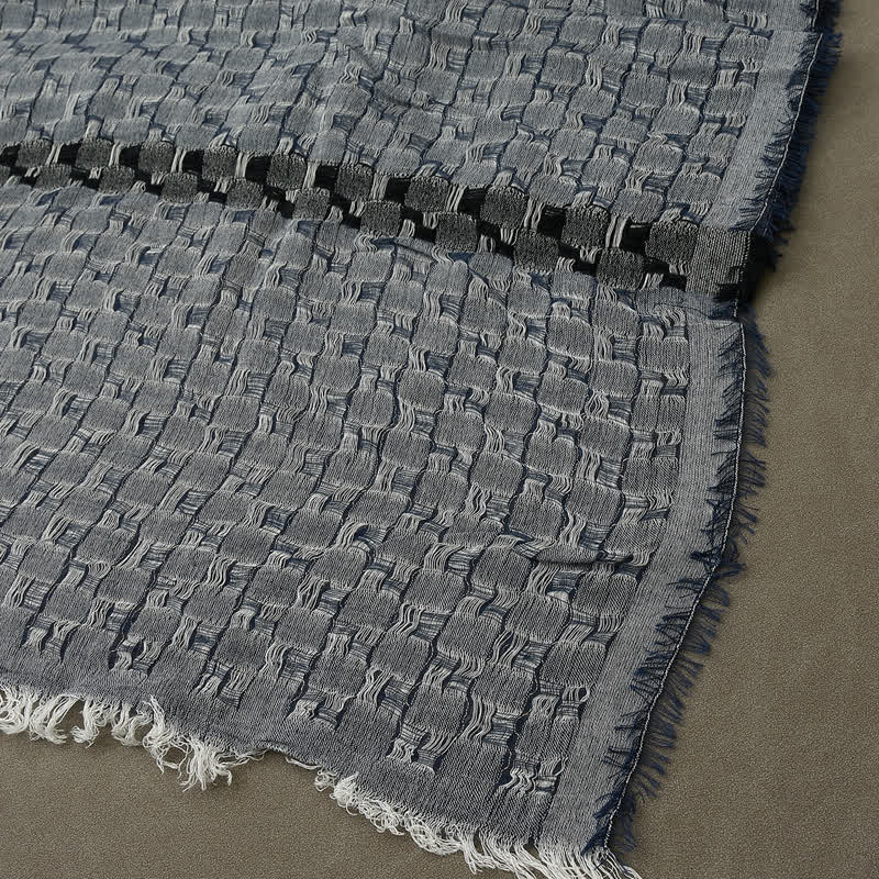 Einzigartiger Knitterkaro-Tassel-Schal für Männer