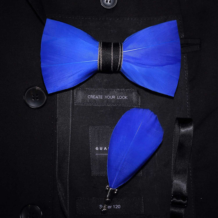 Solide blaue reife Feder-Fliege mit Reversnadel