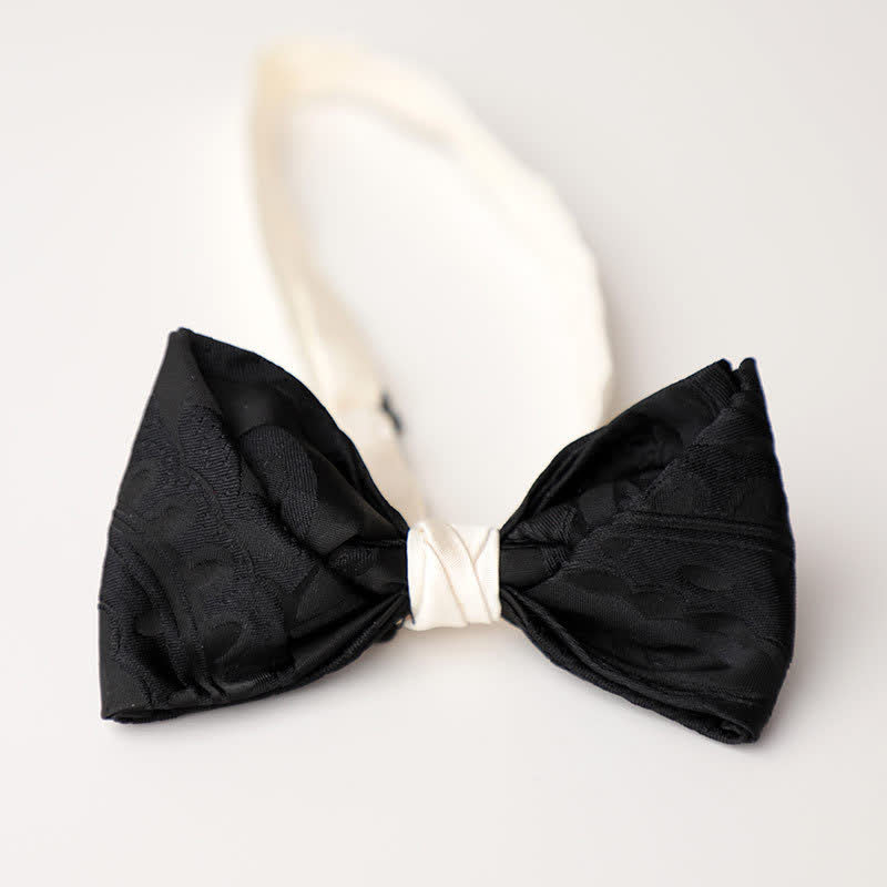 Elegante schwarze Fliege für Männer mit weißer Kombination