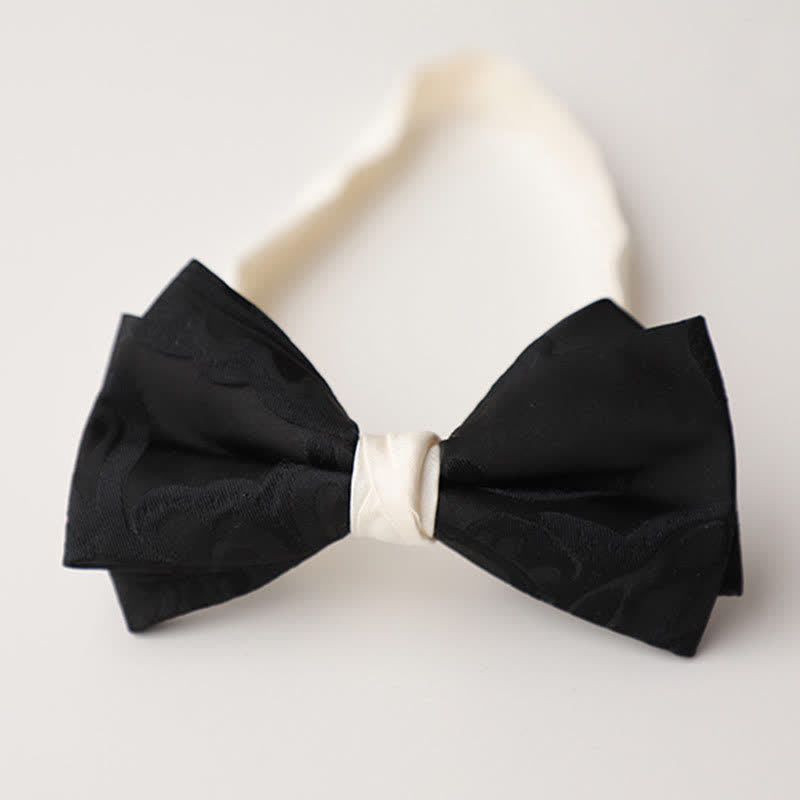 Elegante schwarze Fliege für Männer mit weißer Kombination
