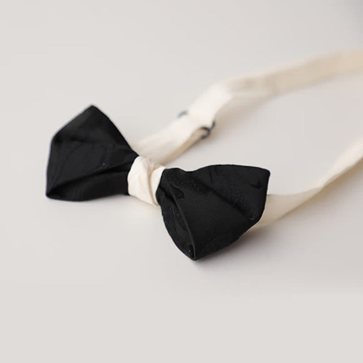 Elegante schwarze Fliege für Männer mit weißer Kombination