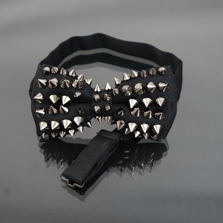 Herren-Fliege im Punk-Stil mit Nietenkette und Quasten