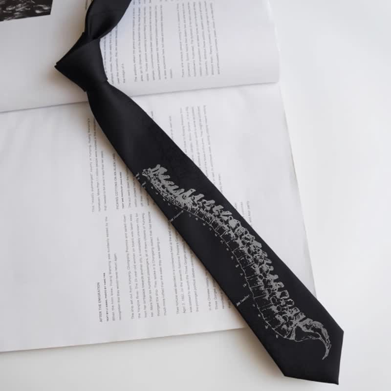 Schwarze Herren-Krawatte mit Totenkopfwirbelsäule-Stickerei