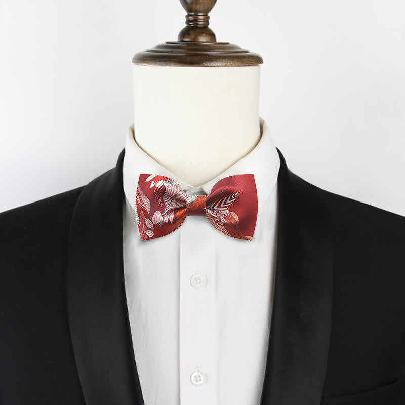 Herrenhochzeitsfliege mit rotem Blumenmuster
