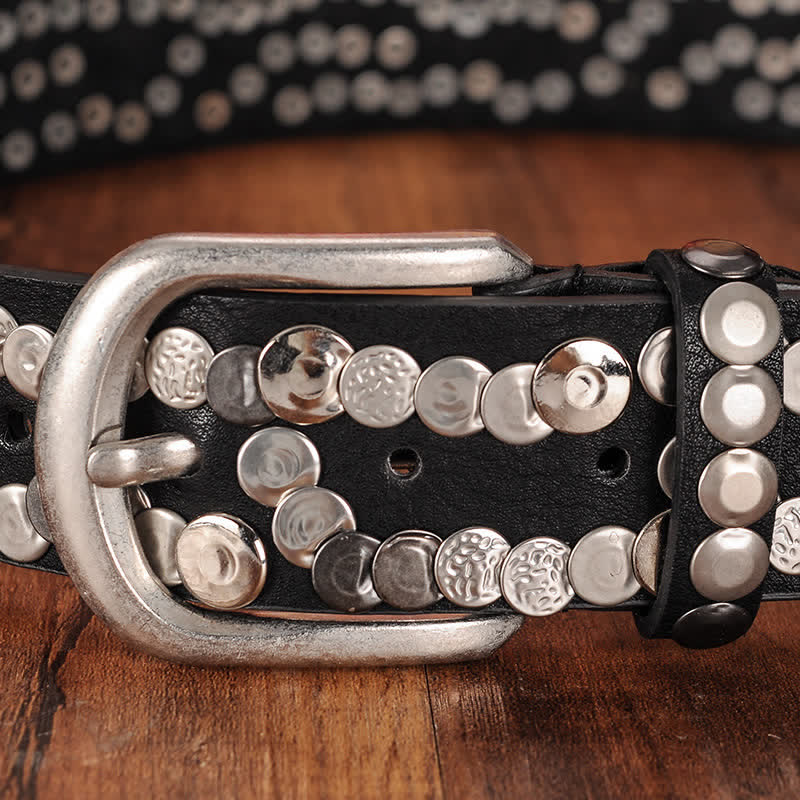 Damenstilvolles Lederarmband mit Metallplättchennieten