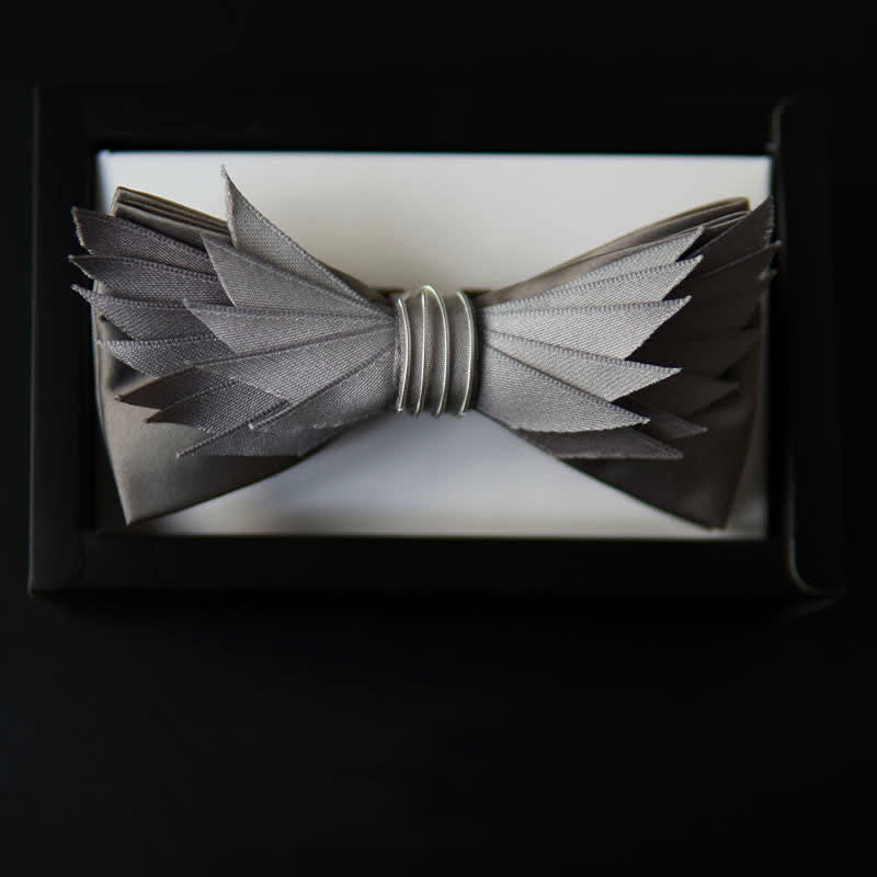 Lebensechte Herren-Fliege in Silber und Grau in Flügelform
