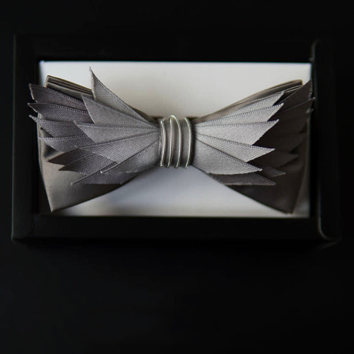 Lebensechte Herren-Fliege in Silber und Grau in Flügelform