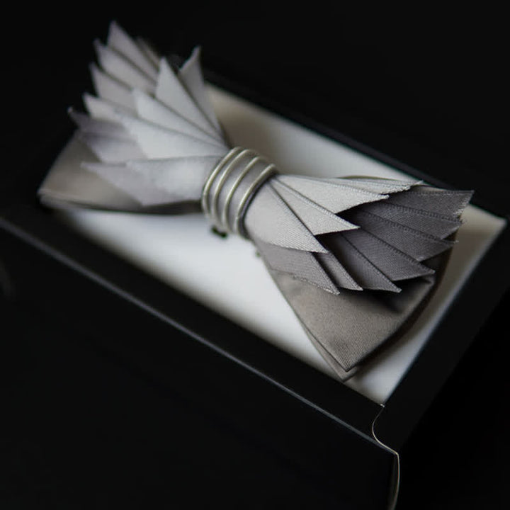 Lebensechte Herren-Fliege in Silber und Grau in Flügelform