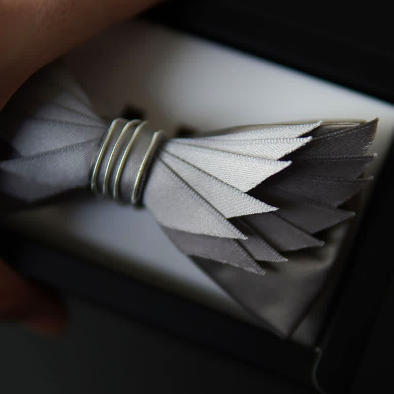 Lebensechte Herren-Fliege in Silber und Grau in Flügelform