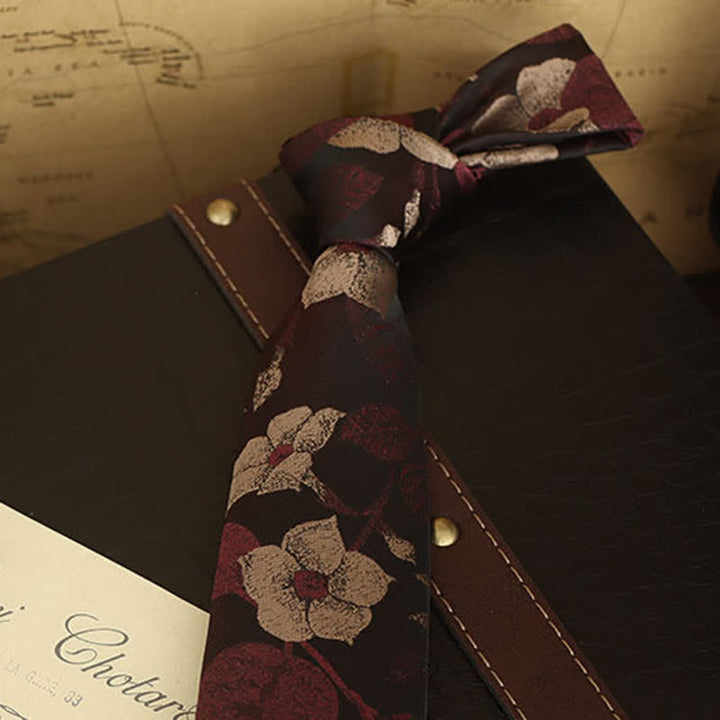 Formelles Herrenhemd mit Blumenmuster und Krawatte