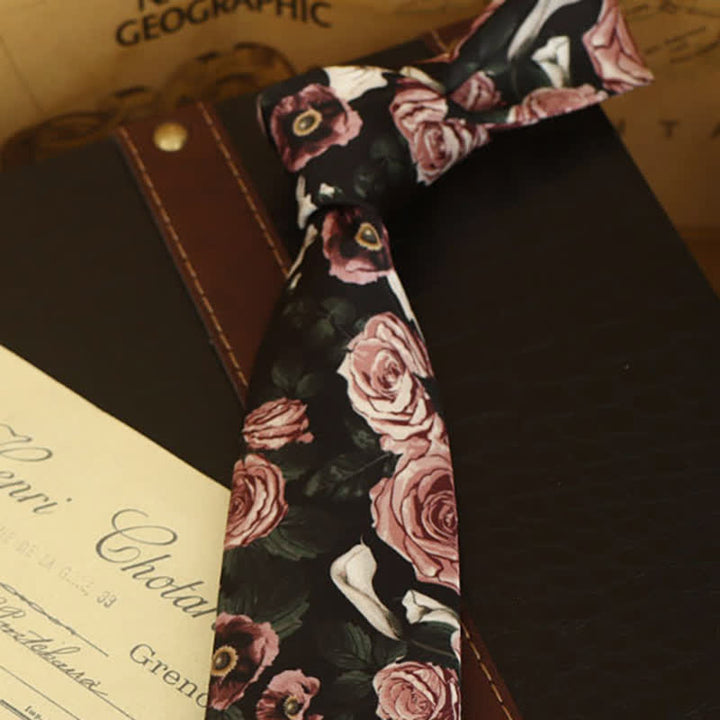 Formelles Herrenhemd mit Blumenmuster und Krawatte