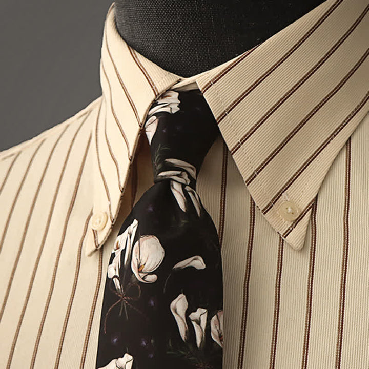 Formelles Herrenhemd mit Blumenmuster und Krawatte