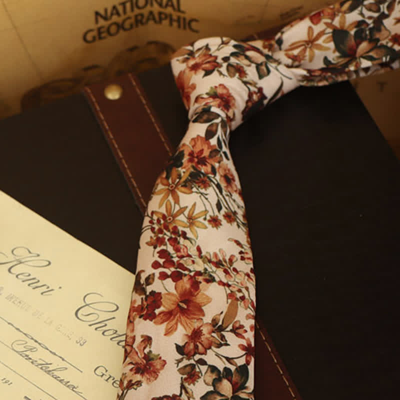 Formelles Herrenhemd mit Blumenmuster und Krawatte