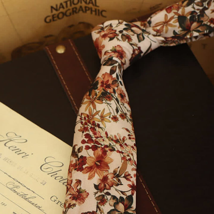 Formelles Herrenhemd mit Blumenmuster und Krawatte