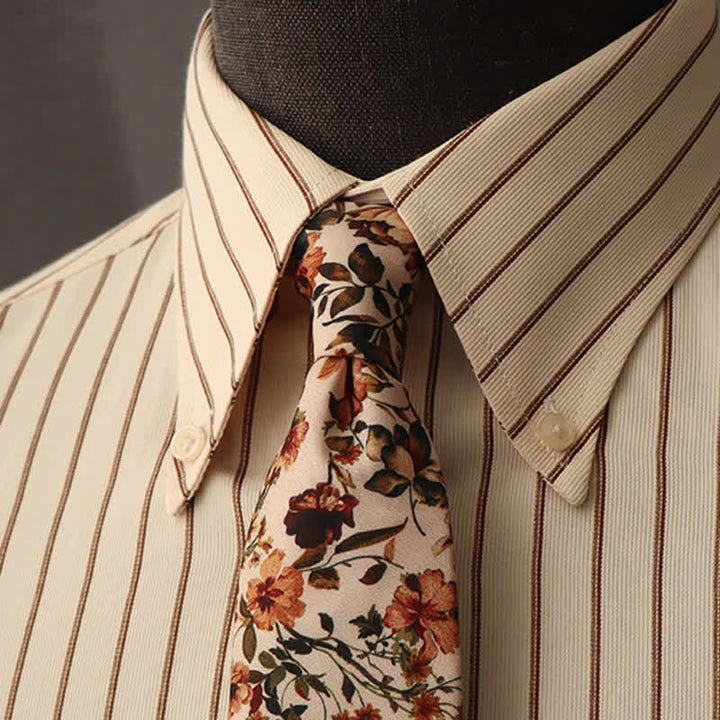 Formelles Herrenhemd mit Blumenmuster und Krawatte