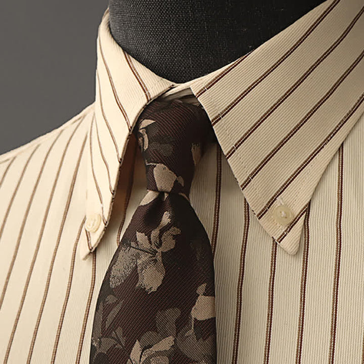 Formelles Herrenhemd mit Blumenmuster und Krawatte