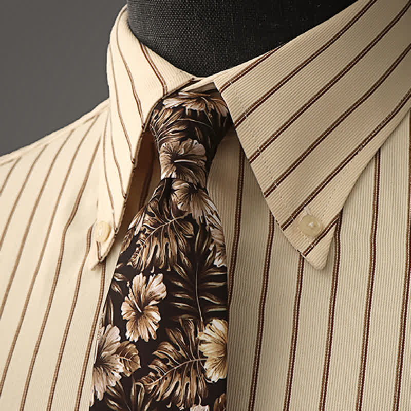 Formelles Herrenhemd mit Blumenmuster und Krawatte