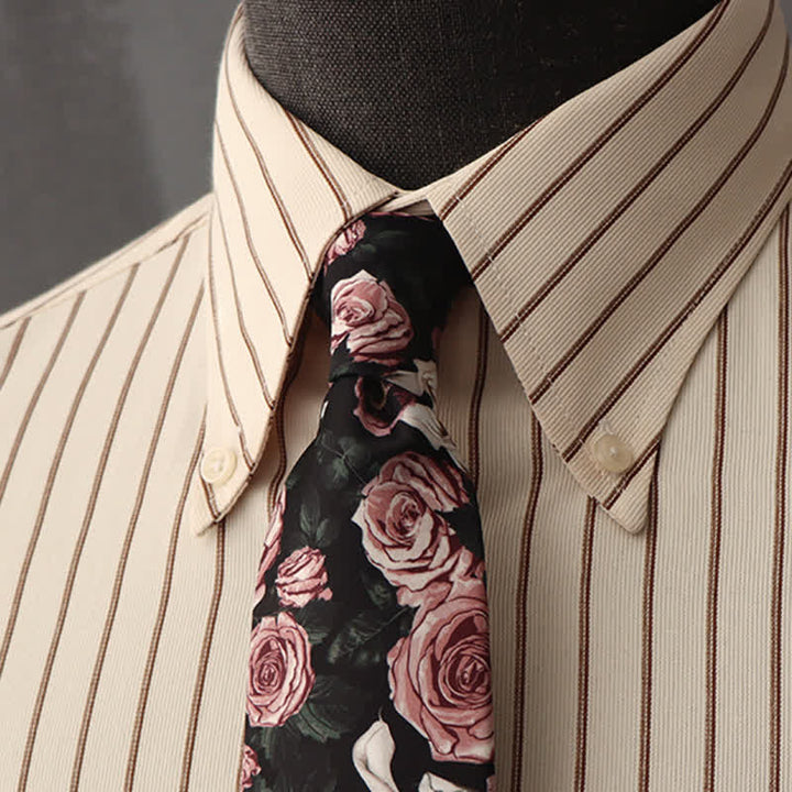 Formelles Herrenhemd mit Blumenmuster und Krawatte