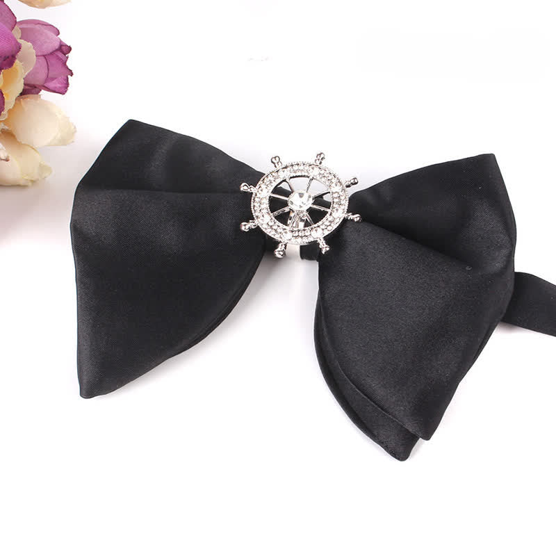 Schwarze Herrenfliege mit Strass-Schmetterling im Oversized Pointed-Design