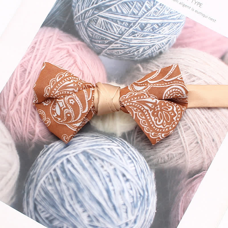 Herrenfliege mit orangefarbenem Paisley-Blumenmuster