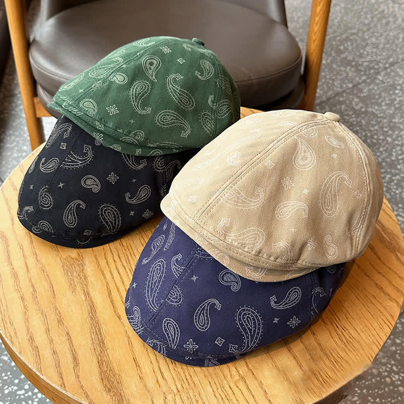 Barett-Hut mit Blumenmuster und Paisley-Muster