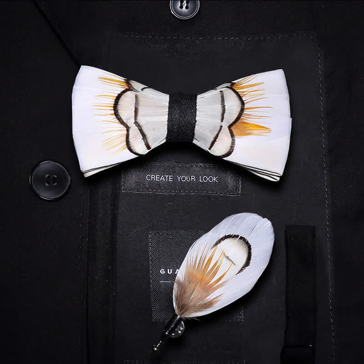 Beige elegante Federfliege mit Reversnadel