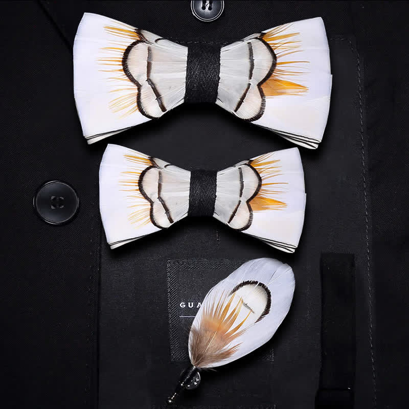 Beige elegante Federfliege mit Reversnadel