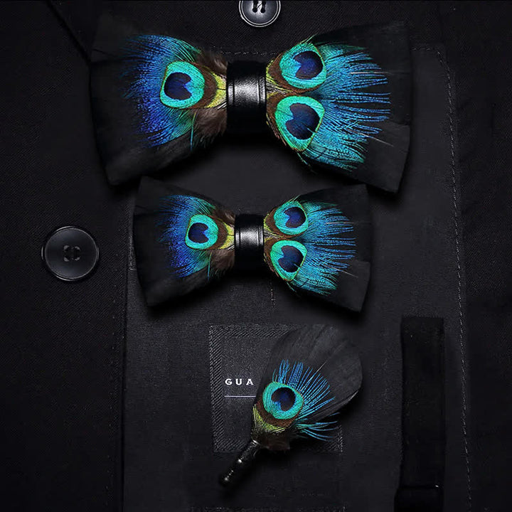 Schwarze &amp; Blaue Pfauenaugen-Federfliege mit Reversnadel