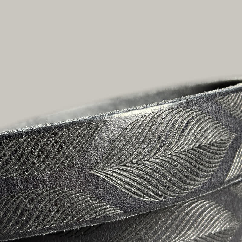 Personalisierter Ledergürtel mit geprägten Pflanzenblättern im Used-Look