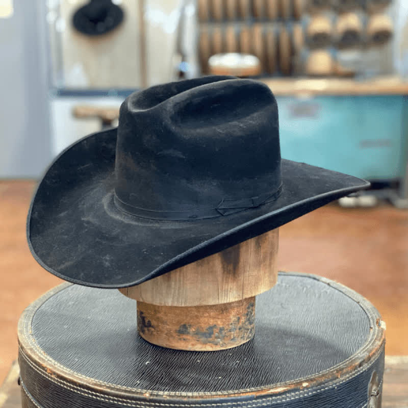 Schwarzer Gealterter Woll-Cowboy-Hut mit Schleife