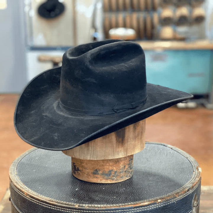 Schwarzer Gealterter Woll-Cowboy-Hut mit Schleife