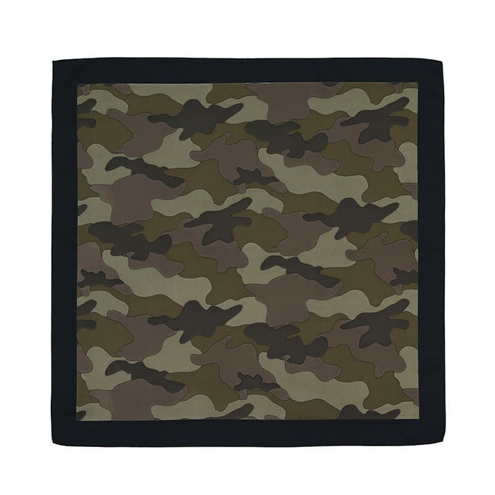 Viereckiges Tuch mit Camouflagemuster und Tuchschnalle