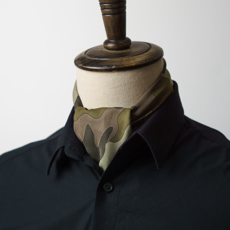 Viereckiges Tuch mit Camouflagemuster und Tuchschnalle