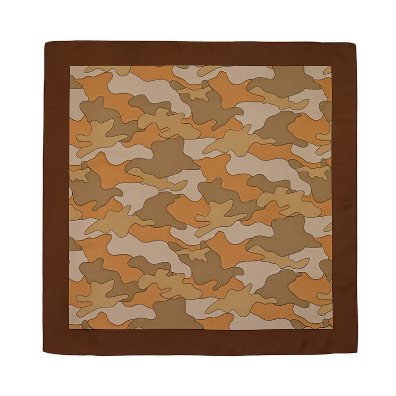 Viereckiges Tuch mit Camouflagemuster und Tuchschnalle