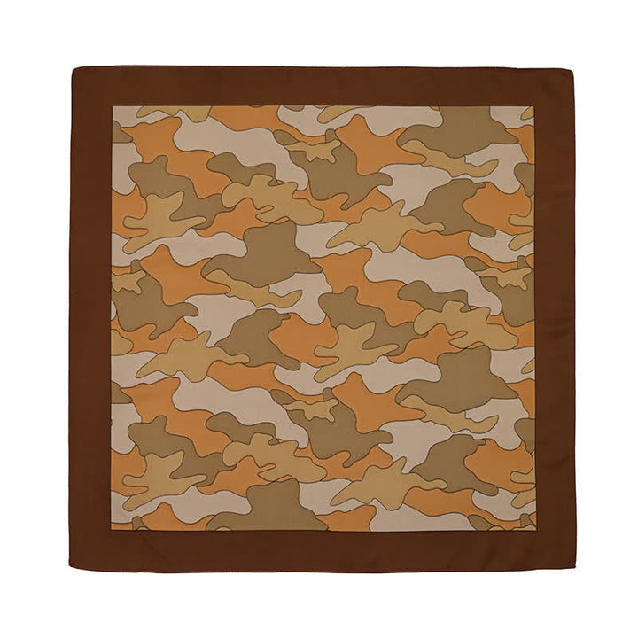 Viereckiges Tuch mit Camouflagemuster und Tuchschnalle