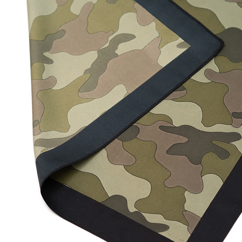 Viereckiges Tuch mit Camouflagemuster und Tuchschnalle
