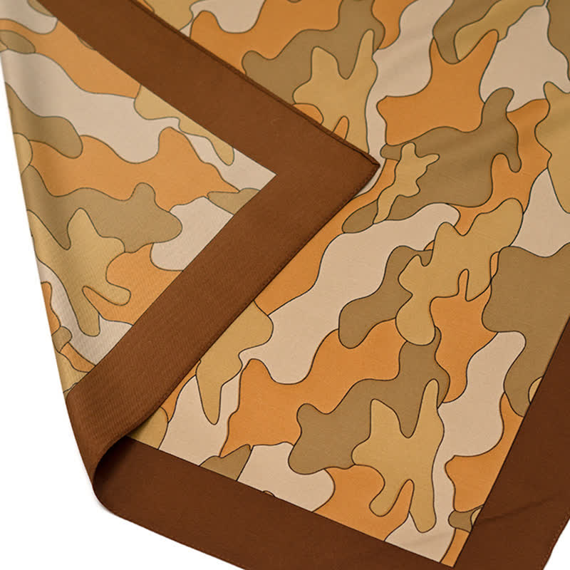 Viereckiges Tuch mit Camouflagemuster und Tuchschnalle