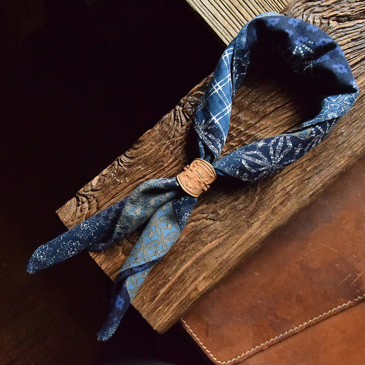 Blauer Patchwork Quadrat-Schal mit Lederschal-Schnalle