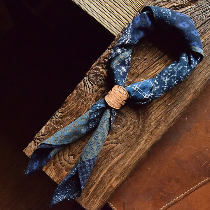 Blauer Patchwork Quadrat-Schal mit Lederschal-Schnalle