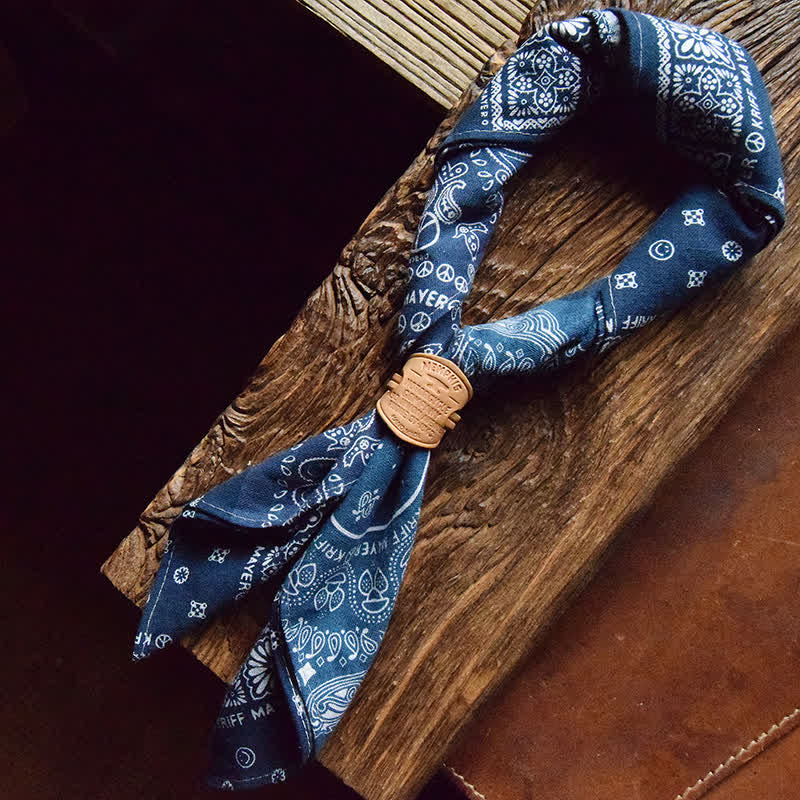 Blauer Patchwork Quadrat-Schal mit Lederschal-Schnalle