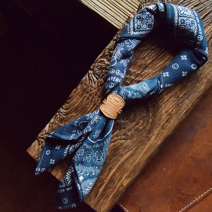 Blauer Patchwork Quadrat-Schal mit Lederschal-Schnalle