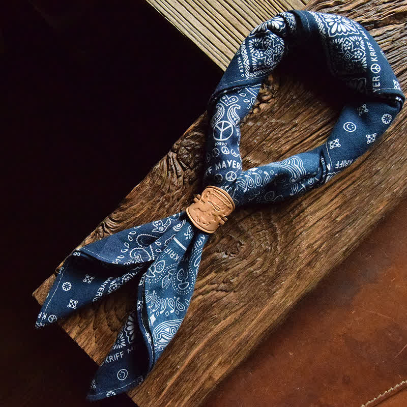 Blauer Patchwork Quadrat-Schal mit Lederschal-Schnalle