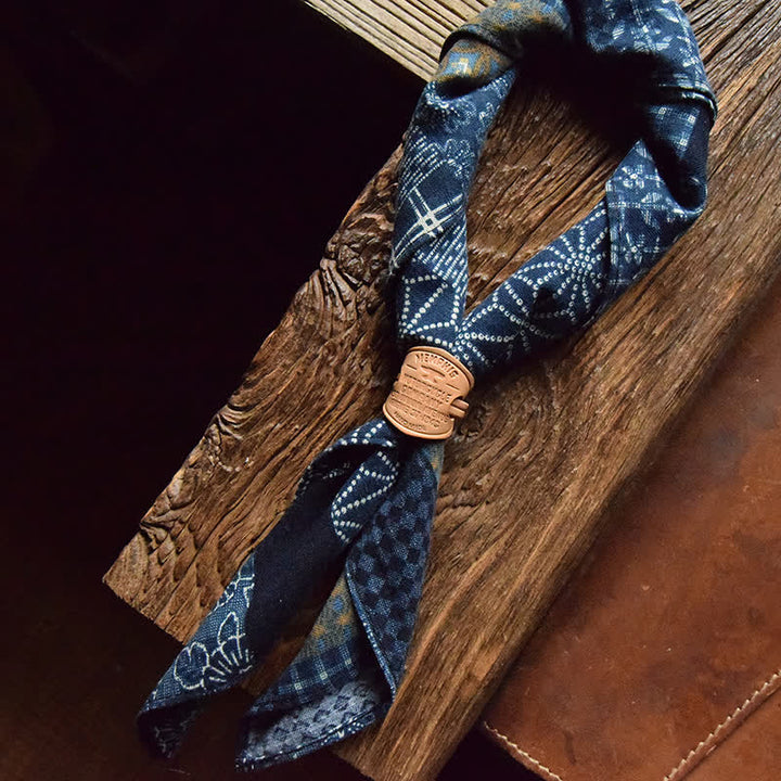 Blauer Patchwork Quadrat-Schal mit Lederschal-Schnalle