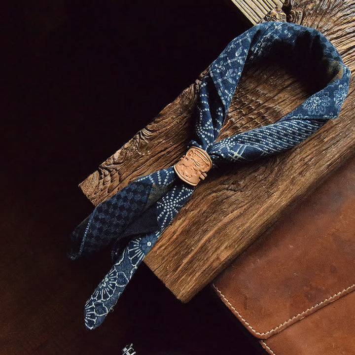 Blauer Patchwork Quadrat-Schal mit Lederschal-Schnalle
