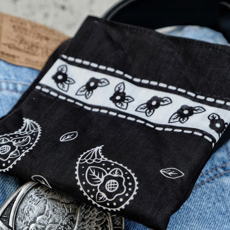 Schwarzes kleines Paisley-Quadrattuch mit Leder-Löwen-Schalbuckle